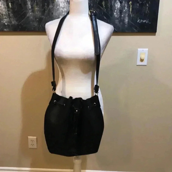 NWT Black Faux Leather Drawstring Bucket Shoulder Bag with wristlet. - Picture 1 of 12